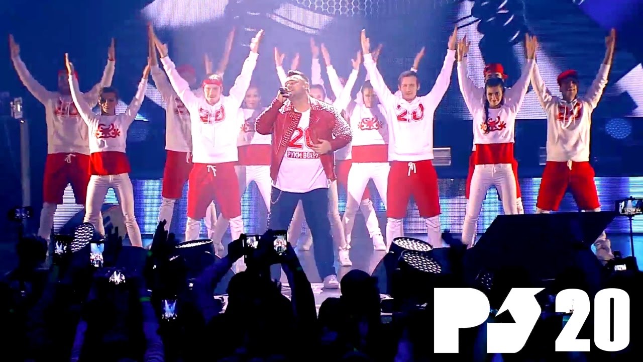 руки вверх танцы. девушка танцует.