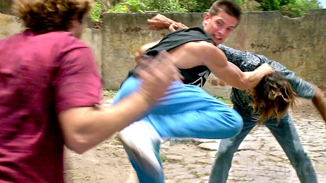 Cocky thugs try to mug a Kickboxing Champion | Kickboxer 3: The Art of War | CLIP