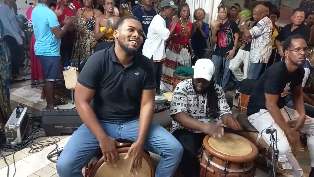 LÉWOZ mownalo:Ti Bouchon (Patrice Abenzoar) fè mawkè-la wouklé.Lydie é Lucina,dansèz Ô karé. GWO KA!