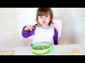 Ребенок кушает кашу собственного приготовления