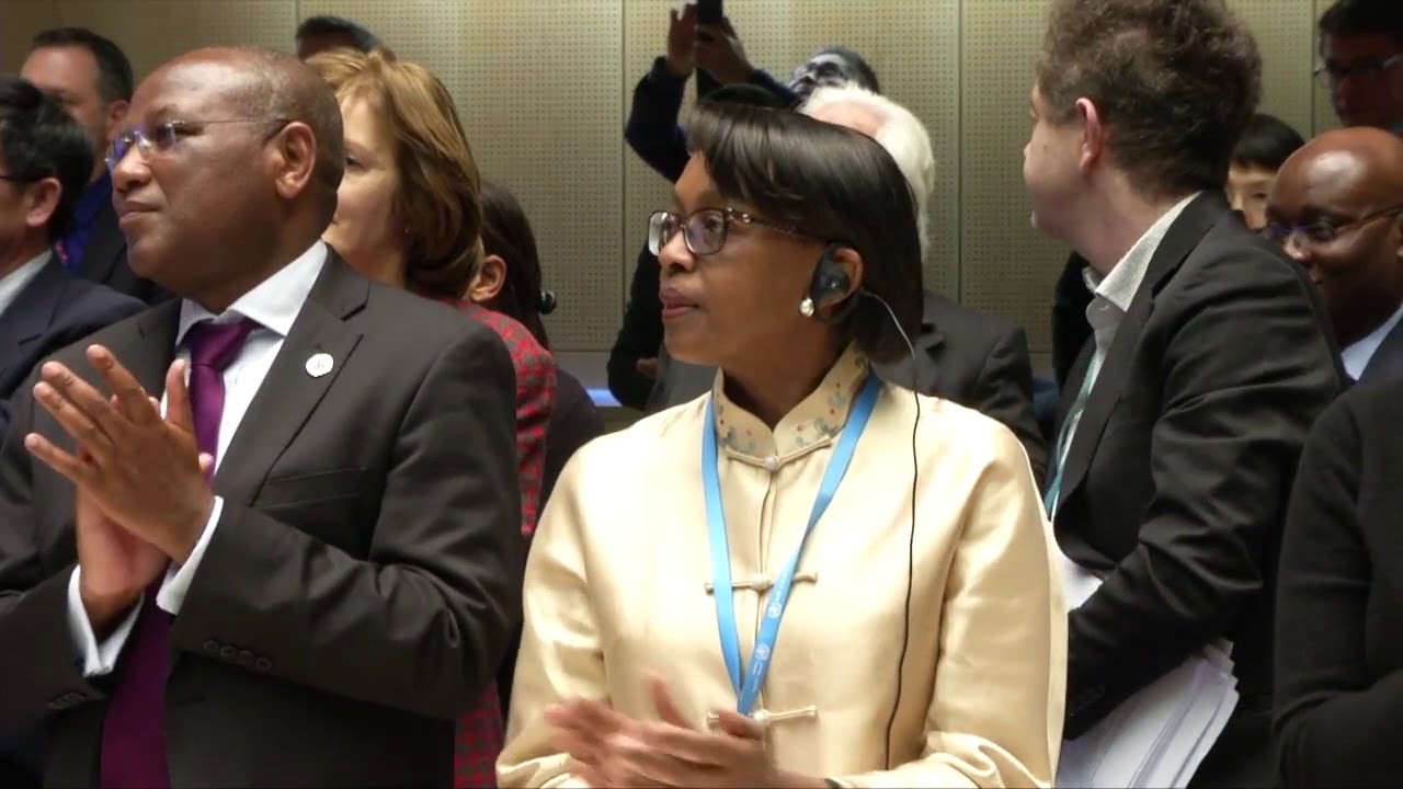 UNAIDS presents the First Lady of China with Award for Outstanding Achievement