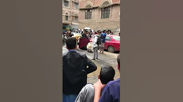 اليمن جريمة قتل بشعة رجل يقتل زوجته وطفله في الشارع امام الناس حسبنا الله ونعم الوكيل 