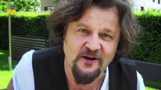 Büne Huber kündigt das neue Patent Ochsner Album "Johnny - The Rimini Flashdown Part II" an