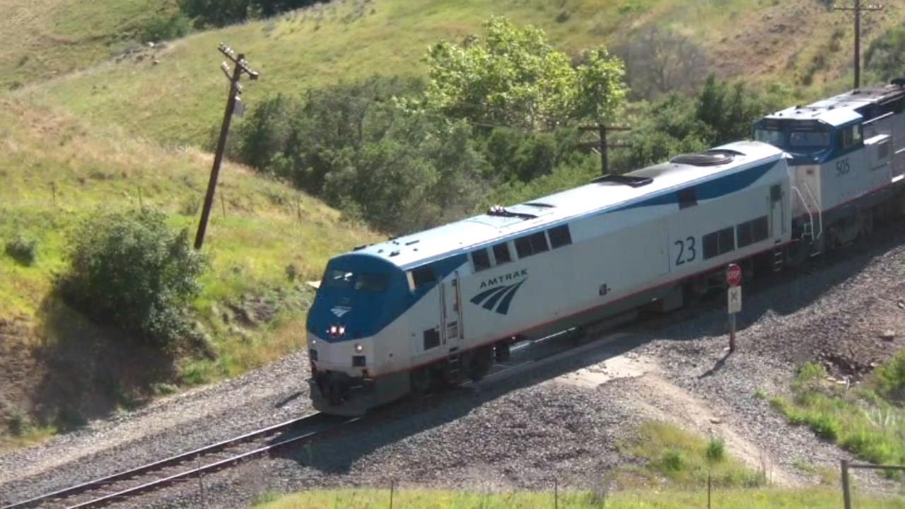 Amtrak 14 Winds Around the Upper Cuesta Horseshoe HD
