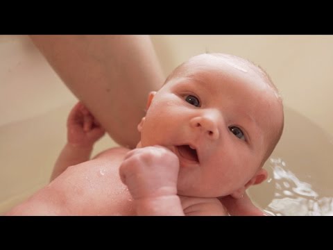 Video: Hoe Een Baby In Bad Te Doen?