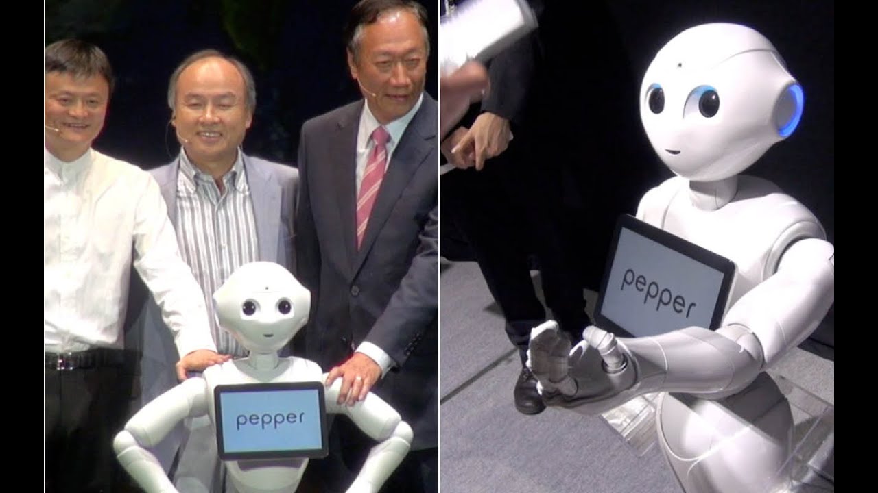 A robot is a special. Робот Пеппер. Японский робот Pepper. Робот-гуманоид реагирует на руку. Pepper робот в ресторане.