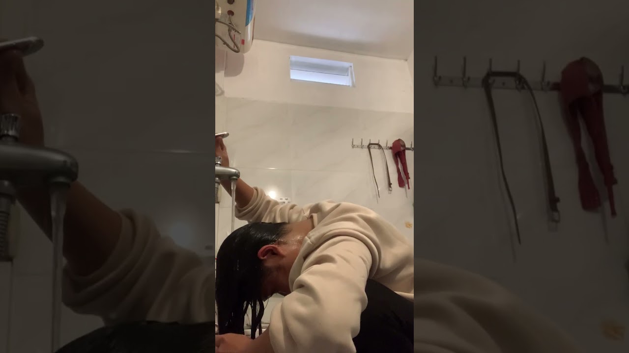 Xả tóc sau khi gội thì tóc sẽ mượt hơn