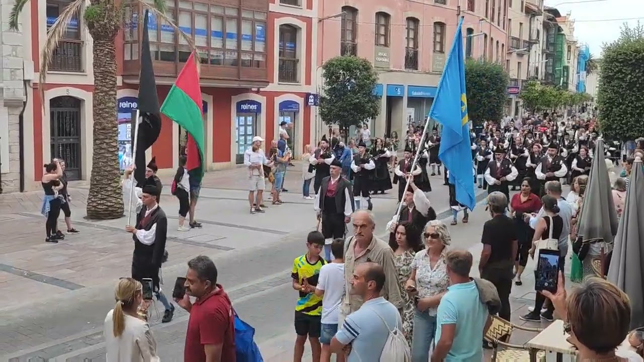Pasacalles con la Banda de Gaitas El Llacín. (Llanes)