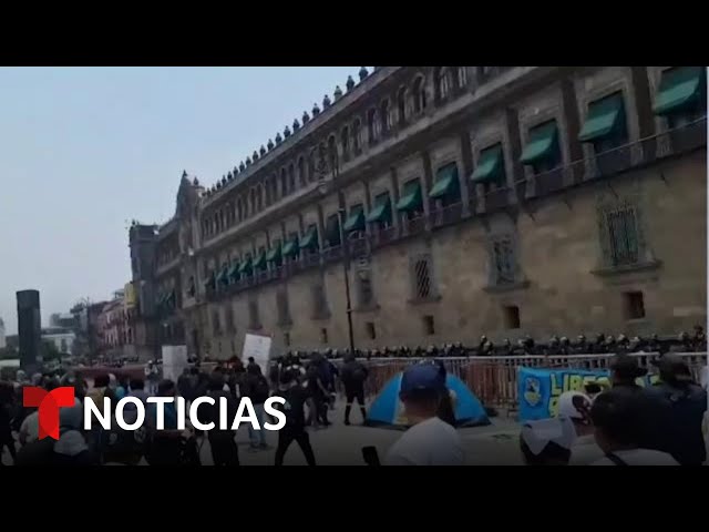 Manifestantes encapuchados lanzan petardos contra el Palacio Nacional de México