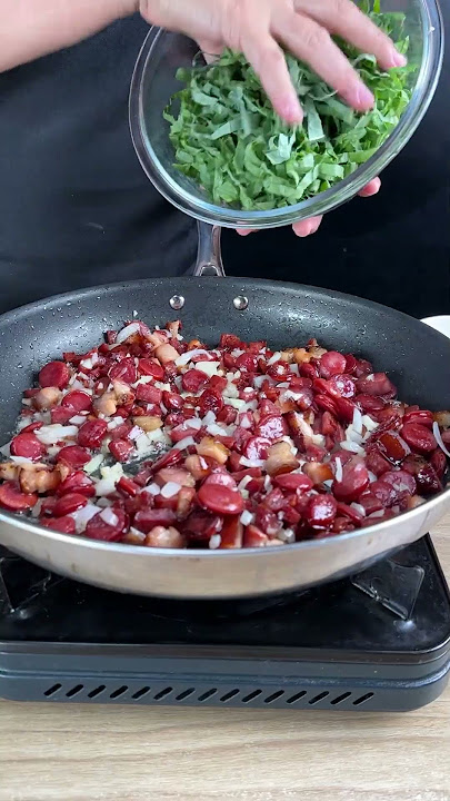 Pasta with cabbage and sausage, delicious and super easy to make.