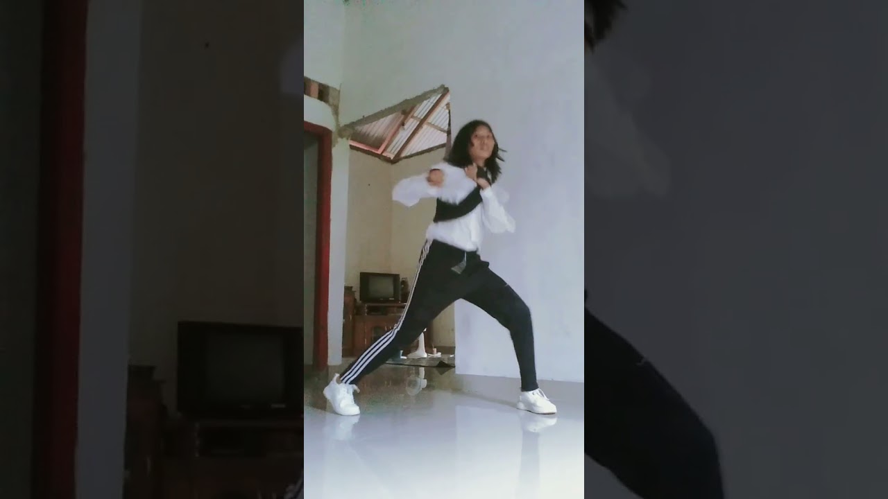 더보이즈 (THE BOYZ) -"She's The Boss"🐶 