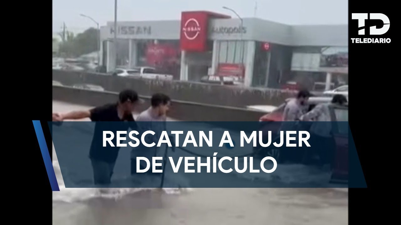 Agency employees rescue a woman trapped in her vehicle in Monterrey.