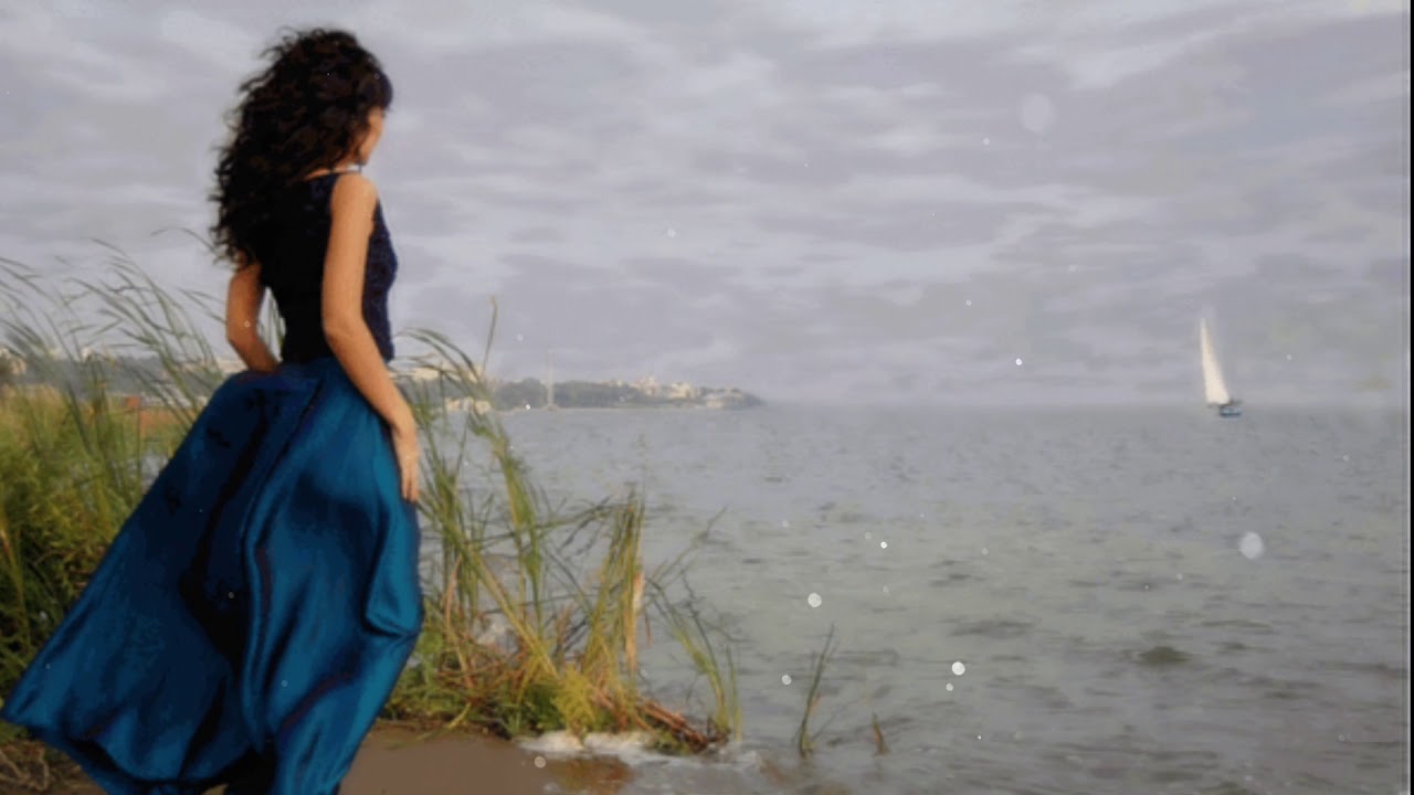 Песня жду когда выйдет из душа сижу. Фотосессия на море в длинном платье. Девушка ждет у моря. Девушка ждет на берегу моря. Женщина на берегу моря.