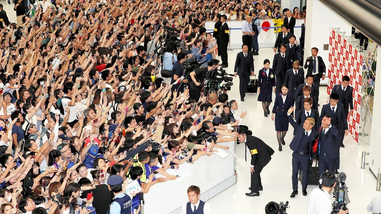 ワールドカップ日本代表が帰国 空港に約８００人が出迎え Youtube