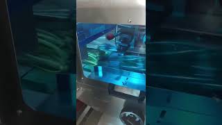 Automatic flow warp bag packaging machine for vegetables packaging #vegetable #machine #bag #packing