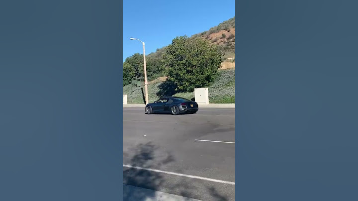Audi R8 V10 vs V8 Acceleration!!