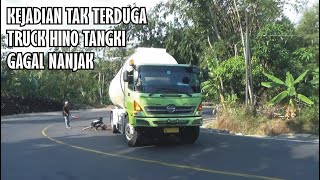 Truck Hino Tangki Tidak Kuat Nanjak, Diganjel Pake Kayu, Mundur Lagi Ambil Kanan di Tikungan Timez