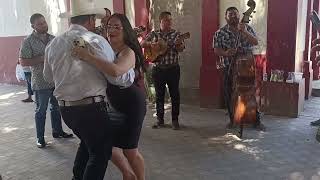 el viejon festejando y bailando con su hija arriva mascota Jalisco