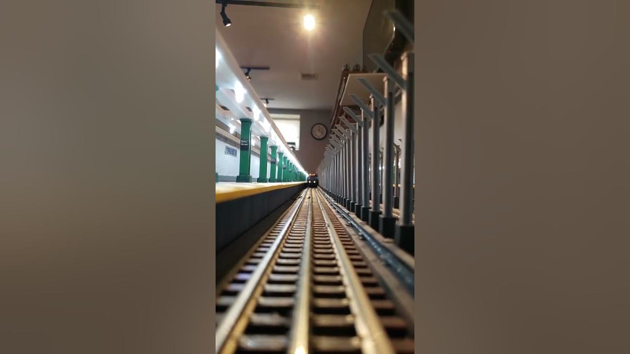 NYC Subway Layout v2.0 - Oncoming Train