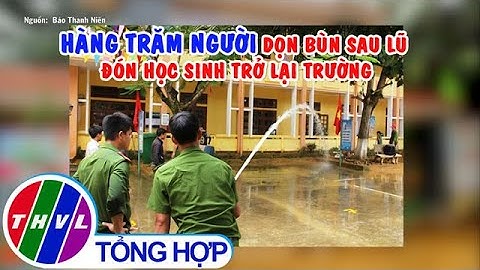 Hàng trăm người dọn bùn sau lũ đón học sinh trở lại trường