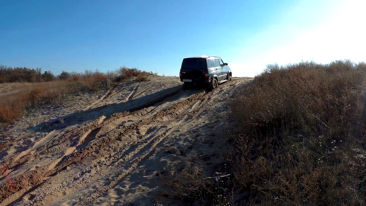 Патриот и Кайрон по песочку - YouTube