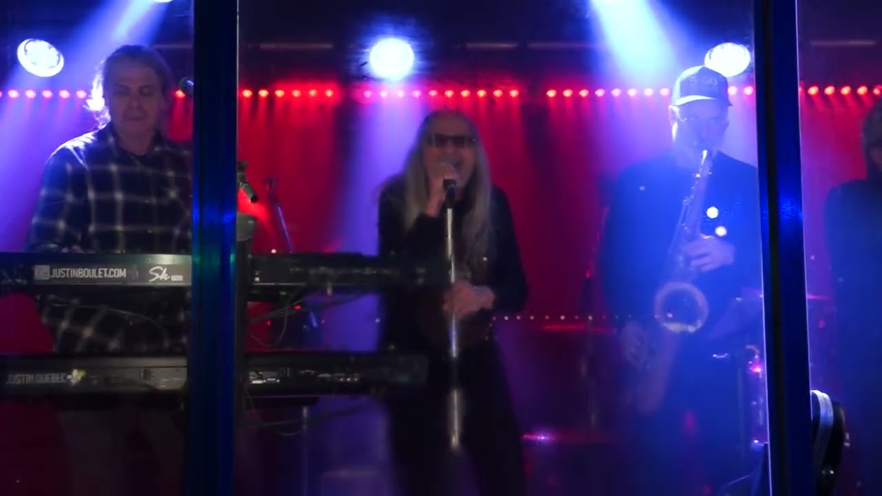 Offenbach au quartier des spectacles, Montréal.  chante deux autres bières.