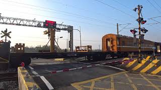 7802次貨物列車通過大林鎮糖廠邊平交道