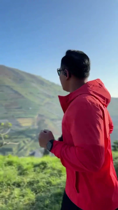 Momen Menko AHY Lari di ketinggian Dieng sambil menikmati pemandangannya yang indah