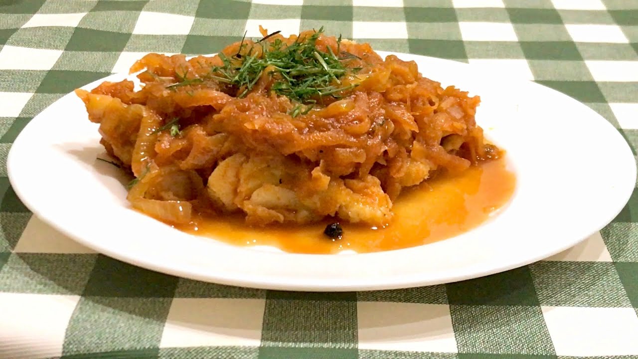 Минтай под вкусным маринадом. Холодная закуска рыба под маринадом. Минтай с морковью и луком. Треска в маринаде с морковью и луком. Минтай под вкусным маринадом.