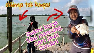 Lady angler mancing di rakit muara cari ikan buat lauk