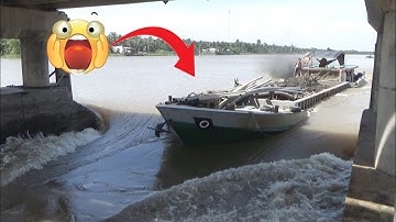 Xà lan qua cống lúc thủy triều lên nước chảy xiết nguy hiểm