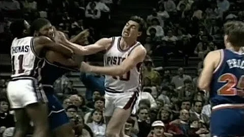 Bill Laimbeer Punches Brad Daugherty Right Up in t...