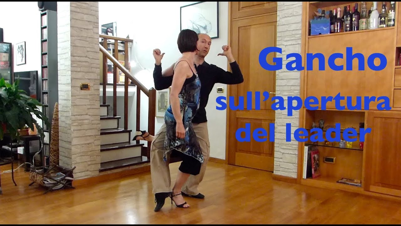 Pillole di tango in casa: gancho indietro su apertura del leader