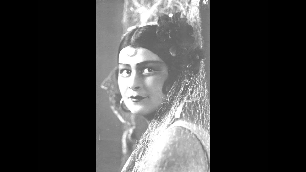 Kokraklarning chiroyli shaxsiy fotosurati Askarlar Porno Videoda Qizni Atrofdan Otkazib yuborishdi