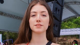 Sofia Espanha Exibe Corpão Sarado E Para Web Com Biquíni Fio Dental Vermelho