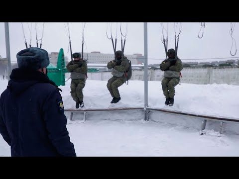 Шаг в бездну: иностранные курсанты новосибирского ВВКУ впервые прыгнули с парашютом