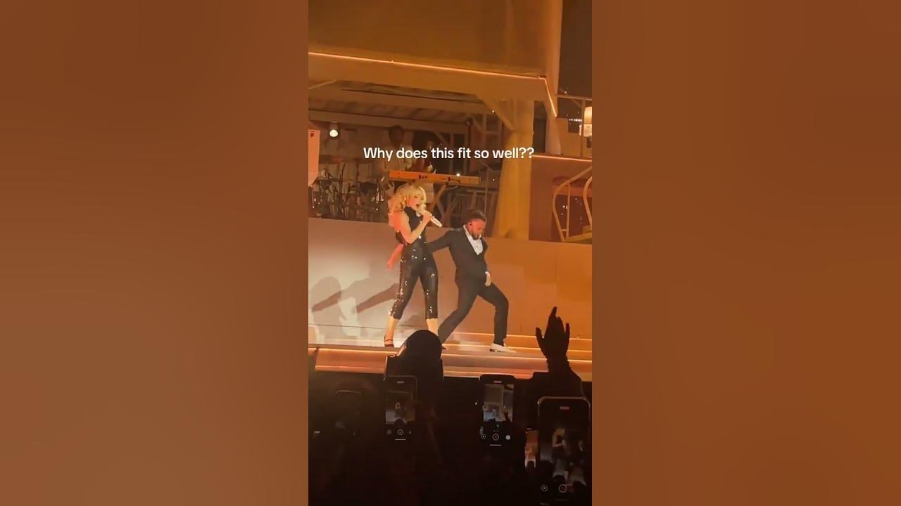 Sabrina Carpenter Manchild Dance! #shortnsweet #shortnsweettour #shorts #shortsfeed #shortsvideo