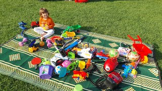 Fatih Selim Büyük Oyuncak Kutusunu Bahçeye Taşıdı Içindeki Bütün Oyuncakları Döktü