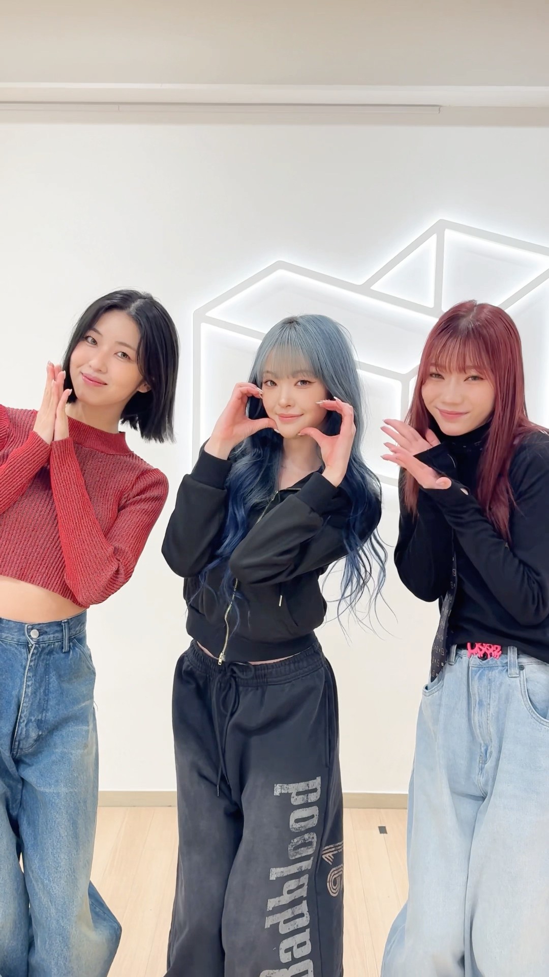 りん♪ 3点おまとめ tripleS #Lynn さんwith #YUUKI #RINO 🌖 #満ち欠けダンス