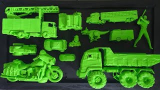 Membersihkan mobil mobilan, mobil balap, mobil damkar, dam truk, mobil bus, robot dinosaurus