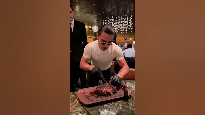 現場感受撒鹽哥親手操刀的幾千刀的烤肉，最後喂飯給中國女遊客的顏值是亮點！ - 天天要聞