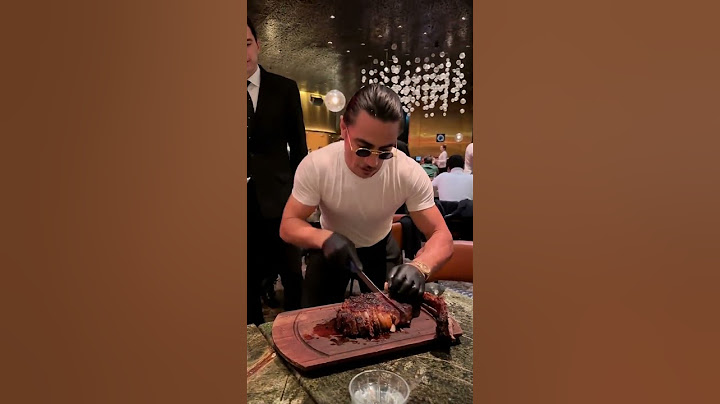 現場感受撒鹽哥親手操刀的幾千刀的烤肉，最後喂飯給中國女遊客的顏值是亮點！ - 天天要聞