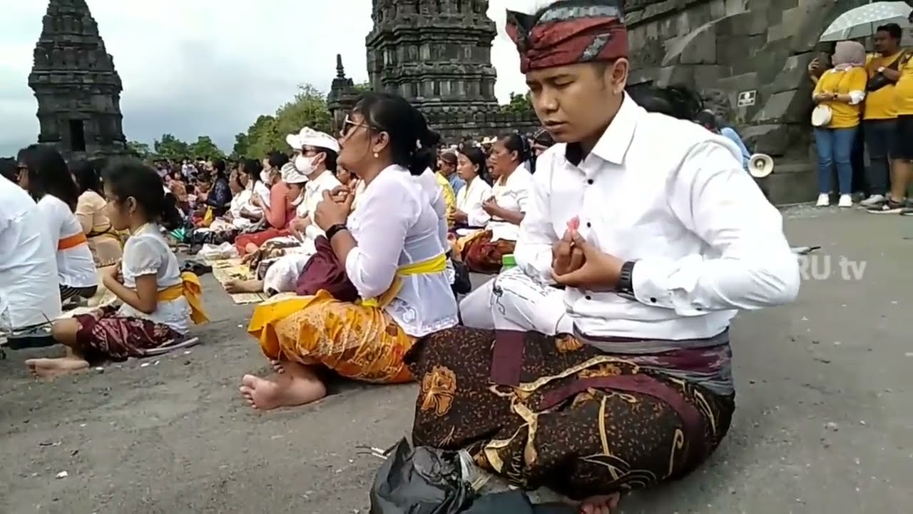 upacara  hari  suci  GALUNGAN  di  candi  Prambanan     jateng