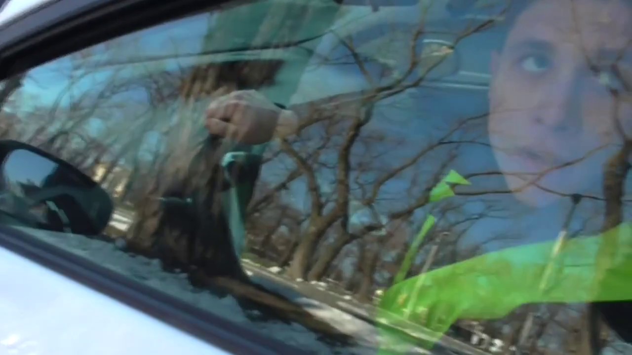 Коп испугался видеокамеры и заперся в машине - YouTube