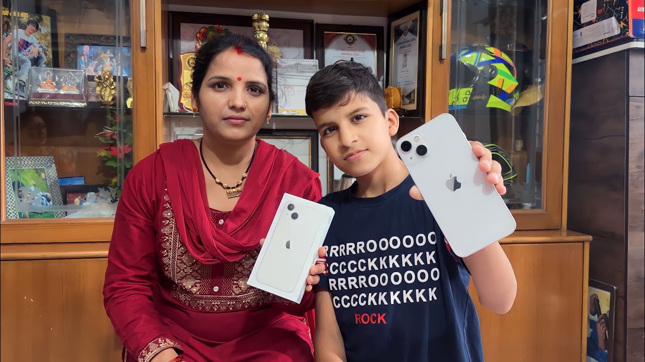 Piyush Gifted New Iphone To Mummy 😍