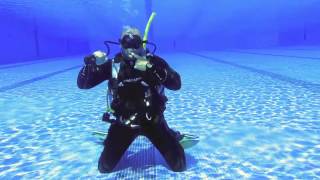 Regulator Clearing: Purge botton method. Scuba diving skill demonstration by PADI MSDT M. Ogrodowski