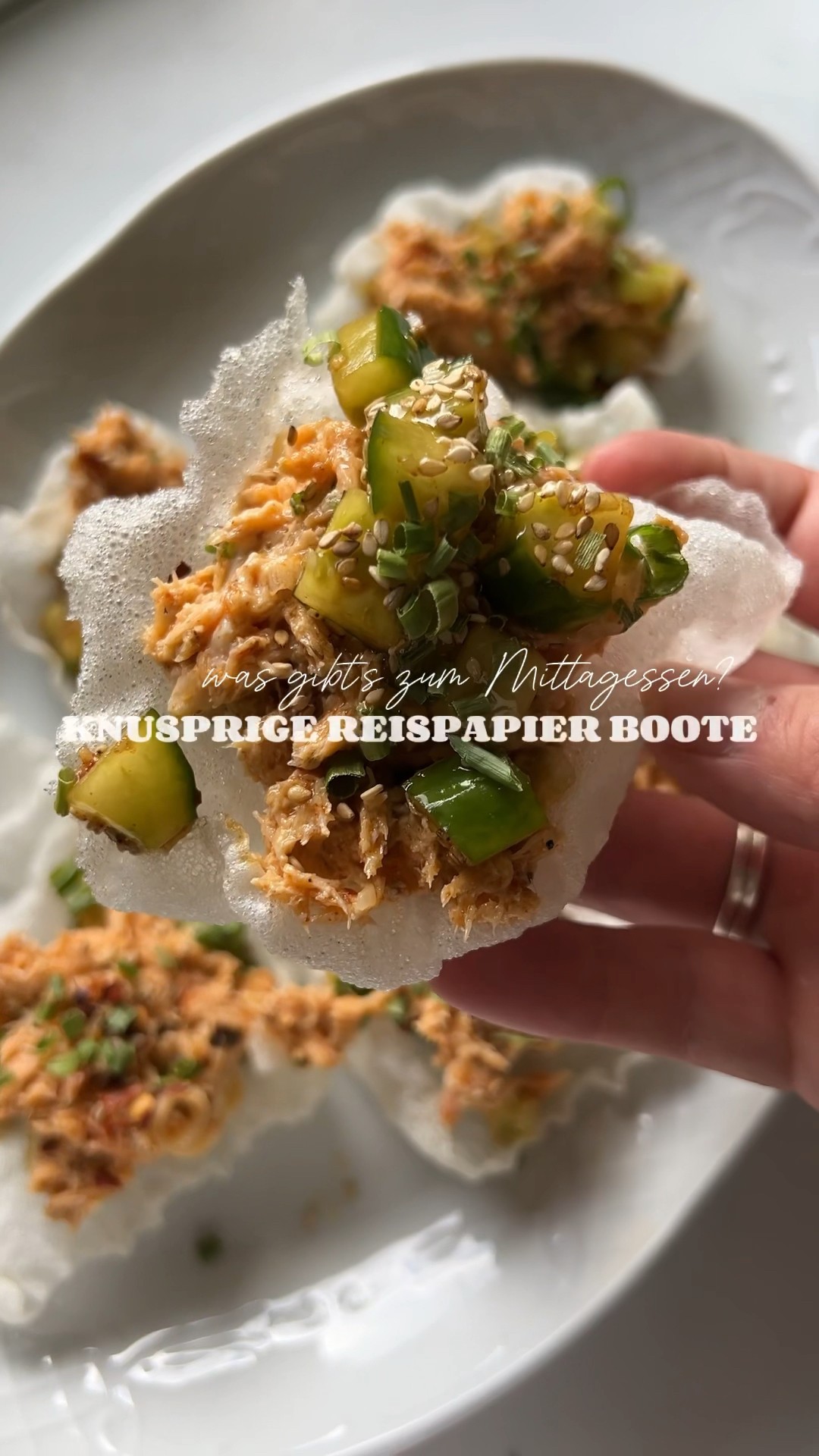 knusprige Reispapier Boote 🌾 gefüllt mit Lachs &amp; Gurke #ricepaper # ...