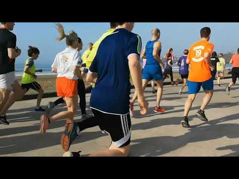 वीडियो: मैराथन धावक कैसे दौड़ते हैं