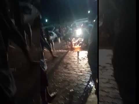 Motocicleta pega fogo no centro de Elísio Medrado e momento é registrado em vídeo
