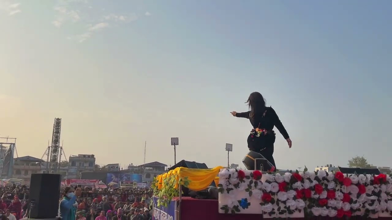 चर्चित  मोडल तथा डान्सर आरुषी मगरको सुन्दर प्रस्तुति हेर्न कोहलपुर महोत्सवमा हजारौँ दर्शकको भिड